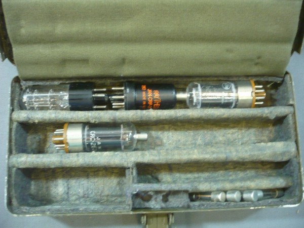 Signalcorps: Wartungskasten CY - 684/GR mit Röhren, Sicherungen, Zerhacker,Lampen