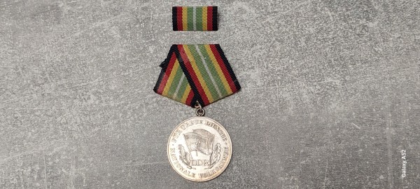 DDR Medaille für treue Dienste in der Nationalen Volksarme 900er Silber