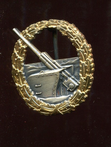Orden 1939 / 1957 Marineartillerie Kriegsabzeichen der Kriegsmarine frühe Fertigung