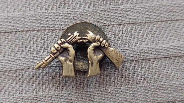Internationale der Kriegsdienstgegner Abzeichen mit Knopflochtragevorrichtung