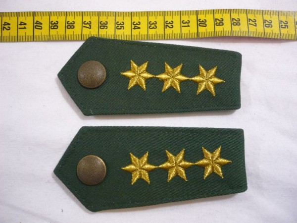 Allgemein: Schulterklappen Polizei grün, 3 Sterne gold für Damen, Druckknopf altgold gekörnt