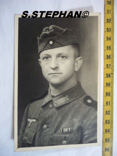 Portraitfoto, Gefreiter mit Feldjacke M43 und Schiffchen, Träger des EK 2 1914