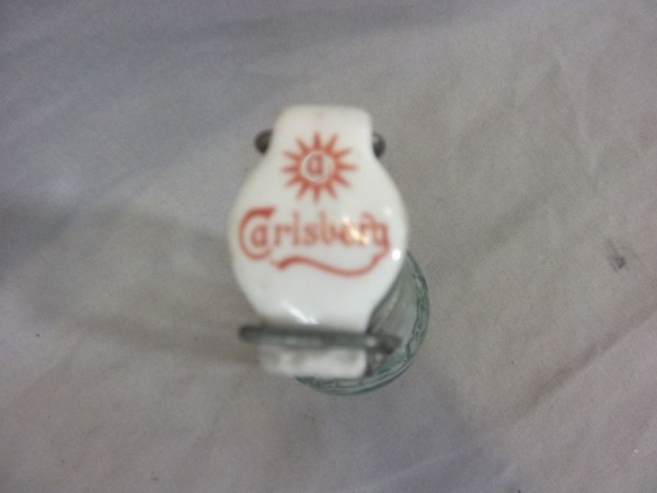 Glasflasche der Firma Carlsberg aus der Zeit bis 1945 mit Sonnenrad