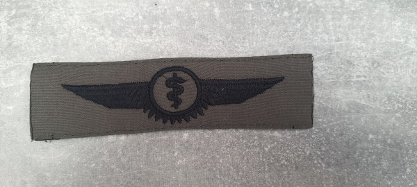 Tätigkeitsabzeichen Fliegerarzt schwarz auf oliv