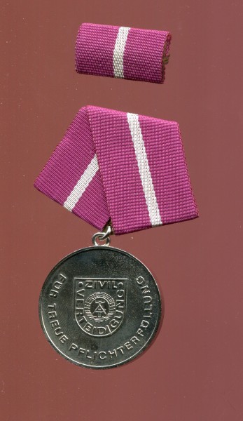 DDR Medaille für treue Pflichterfüllung in der Zivilverteidigung in Silber Bartel 278c