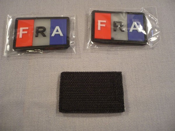 Nationalitäts Abzeichen FRA, weiß schwarz auf Französischer Flagge, Gummi mit Klett