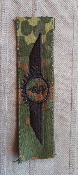 Tätigkeitsabzeichen Fliegerarzt schwarz auf Flecktarn