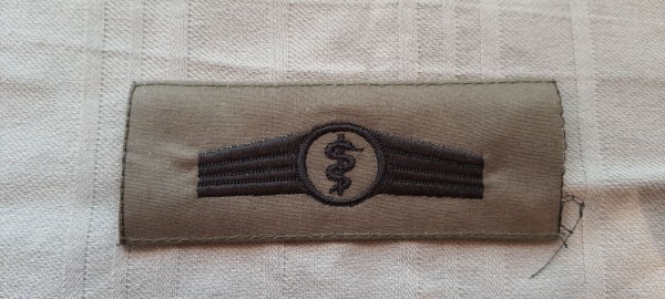 Tätigkeitsabzeichen, Sanitätspersonal, schwarz auf oliv