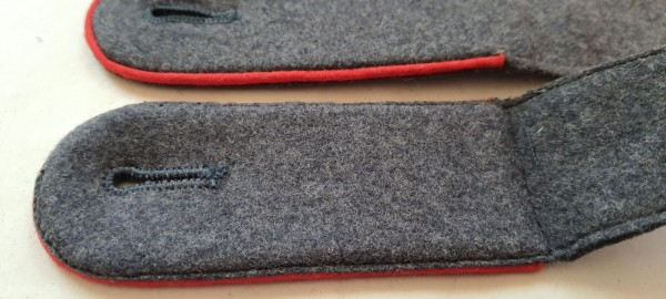 Schulterklappen Mannschaften, blaugrau mit roter Paspel, ältere Fertigung