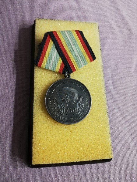 DDR Medaille für treue Dienste in der NVA in Silber Bartel 150e Punze 6