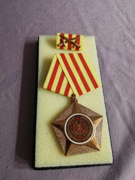 DDR Kampforden "Für Verdienste um Volk und Vaterland" bronze Kriegsband