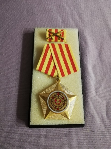 DDR Kampforden "Für Verdienste um Volk und Vaterland" Gold Kriegsband