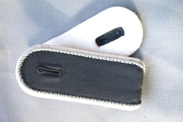 Schulterklappen Offizier Militärmusikdienst dunkelgrau mit Lasche