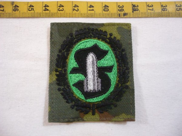 Munitionsfachpersonal, Schwarz/ grün auf flecktarn maschinengestickt