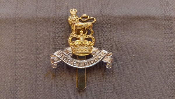 Mützenabzeichen Royal Army Pay Corps Alu