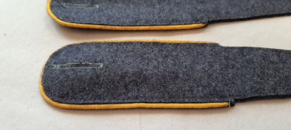 Schulterklappen Mannschaften, blaugrau mit gelber Paspel