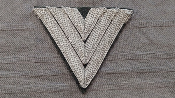 Dienstgradabzeichen Waffen XX Hauptgefreiter/ Hauptgefreitenwinkel silber auf feldgrau