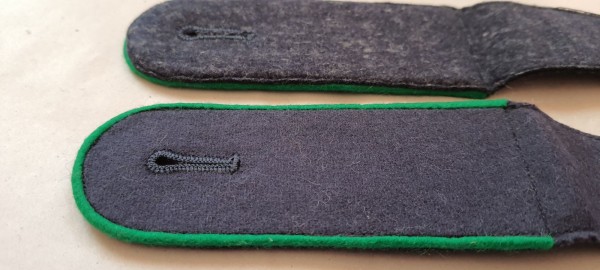 Schulterklappen Mannschaften, blaugrau mit grüner Paspel. ältere Fertigung