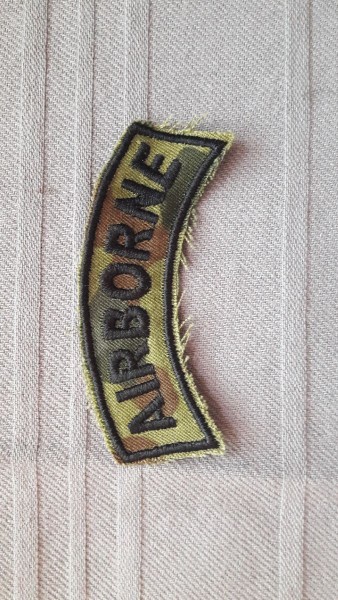 Schriftbogen AIRBORNE schwarz auf flecktarn