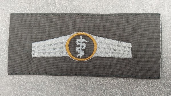 Bundeswehr Tätigkeitsabzeichen Sanitätspersonal, gold auf oliv mit silbernen Schwingen