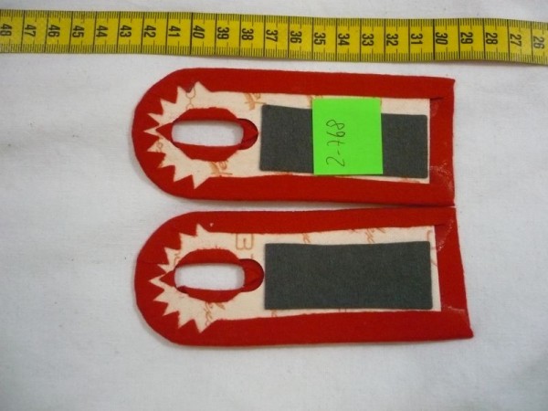 Schulterklappenunterlagen in Waffenfarbe rot