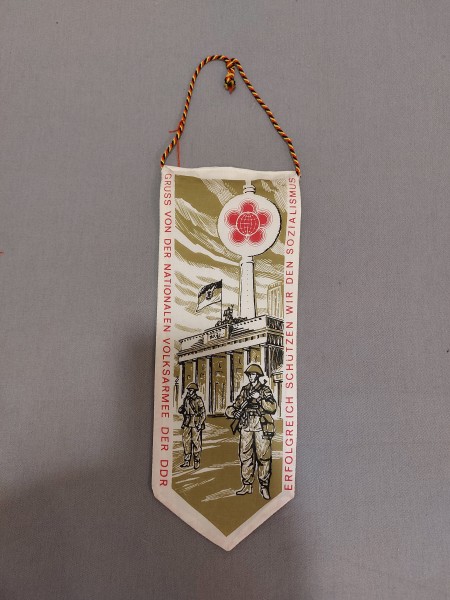 DDR Tischfahne/ Tischwimpel Gruss von der Nationalen Volksarmee der DDR