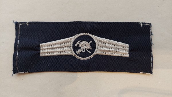 Tätigkeitsabzeichen Brandschutzpersonal in silber maschinengestickt auf blau
