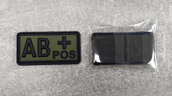 Blutgruppen Abzeichen AB+ POS, schwarz auf oliv Gummi mit Klett