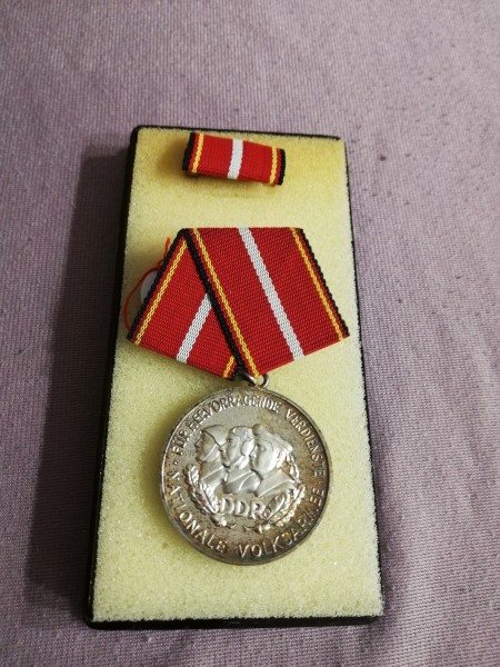 DDR Verdienstmedaille der Nationalen Volksarmee silber Bartel 146H