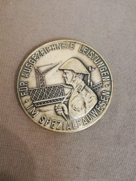 DDR NVA Medaille Für ausgezeichnete Leistungen im Miltärbauwesen in versilbert
