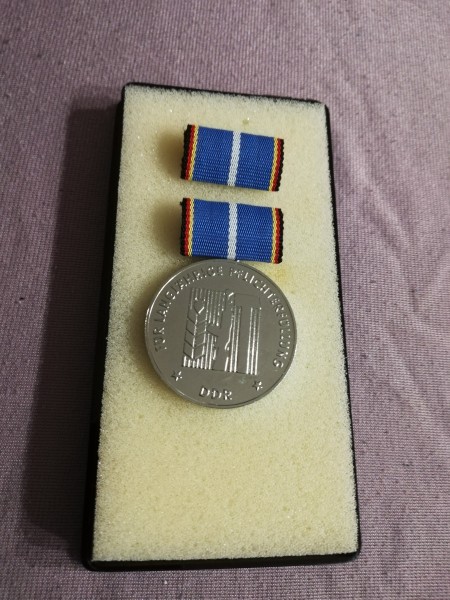 DDR Medaille für langjährige Pflichterfüllung Landesverteidigung der DDR silber 255d