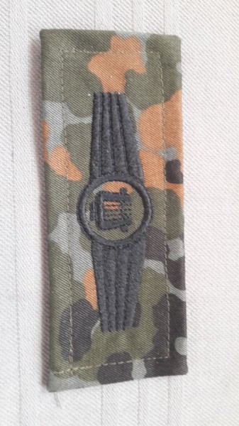 Tätigkeitsabzeichen Militärmusikpersonal, schwarz auf flecktarn maschinengestickt