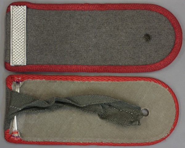 Schulterklappen, Artillerie, Gefreiter, Tresse in Form einer Metallauflage, mit Schlaufen, Neu