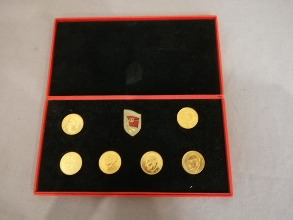 DDR NVA MfS Ehrengeschenk der Stasi - Staatssicherheit zum 40 Jahrestag 6 Medaillen und Abzei