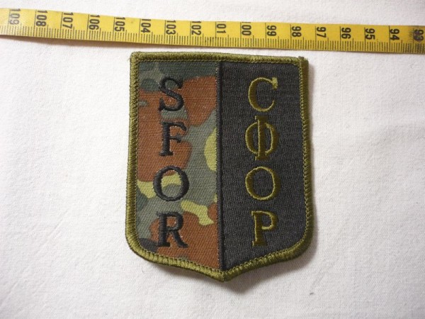 Verbandsabzeichen SFOR, schwarz auf flecktarn, 8cm