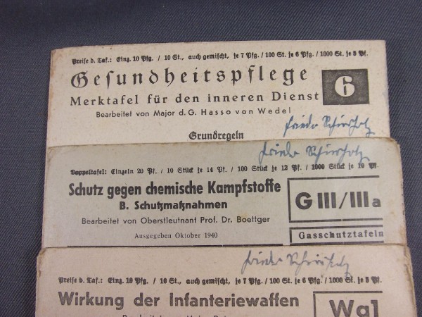 4 Hefte, Gesundheitspflege (Merktafel für den Inneren Dienst), Schutz gegen chemische Kampfstoffe G III/ IIIa, Wirkung der Infanteriewaffen Wa1, Standortwachdienst 3-3a