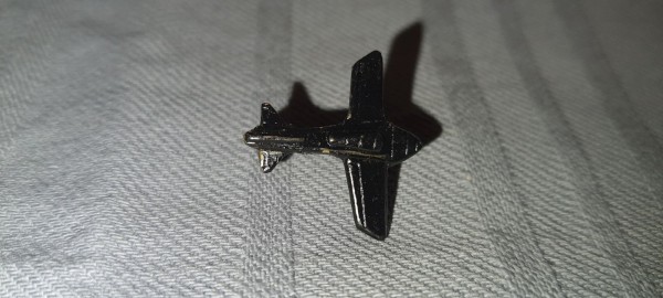 Tieffliegervernichtungs- Abzeichen in silber schwarzes Flugzeug auf silbernem Band