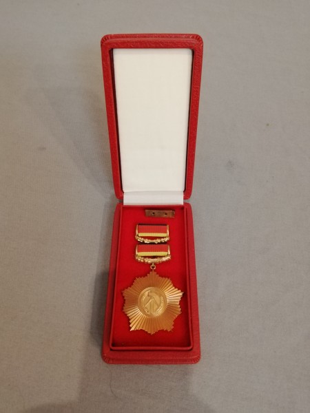 DDR Vaterländischer Verdienstorden Bronze (5f) im Etui
