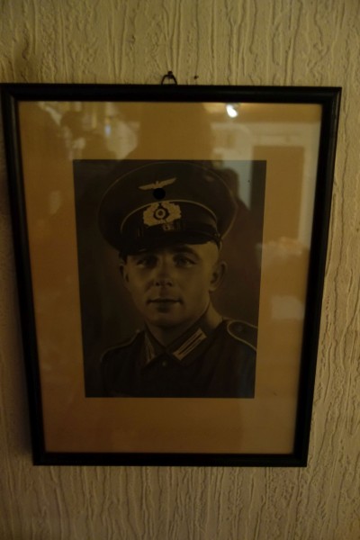 Wehrmacht Heer Foto im Rahmen Soldat mit Schirmmütze