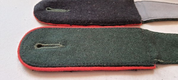 Schulterklappen Mannschaften, dunkelgrün mit roter Paspel