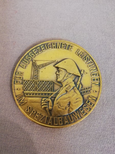 NVA Medaille Für ausgezeichnete Leistungen im Miltärbauwesen goldfarben