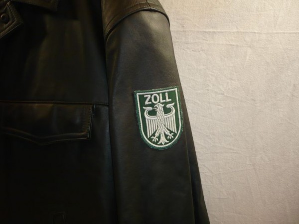 BUND: Lederjacke mit Rückenbeschriftung und  Armabzeichen Zoll, Größe 29