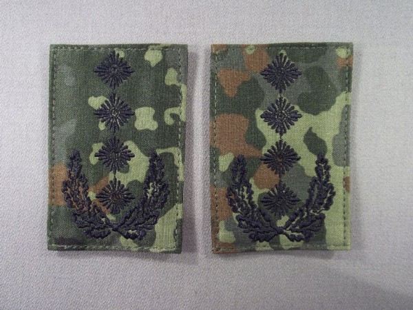 Rangschlaufen General schwarz auf flecktarn mit Klett