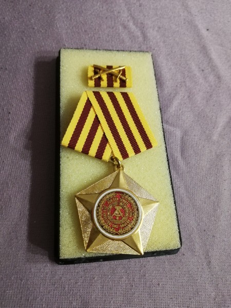 DDR Kampforden "Für Verdienste um Volk und Vaterland" Gold 13b