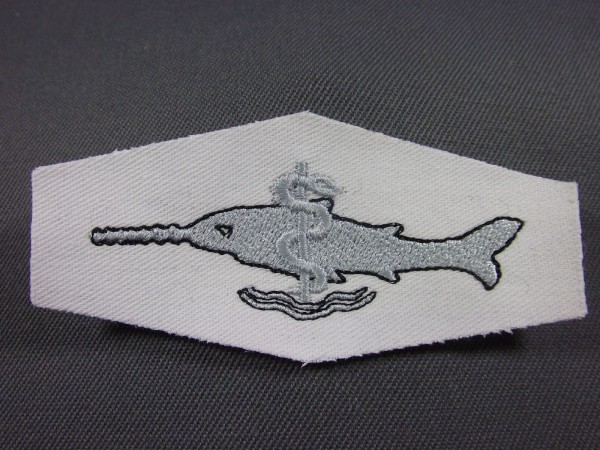 Tätigkeitsabzeichen Taucherarzt silber auf weiß, Schlange in silber