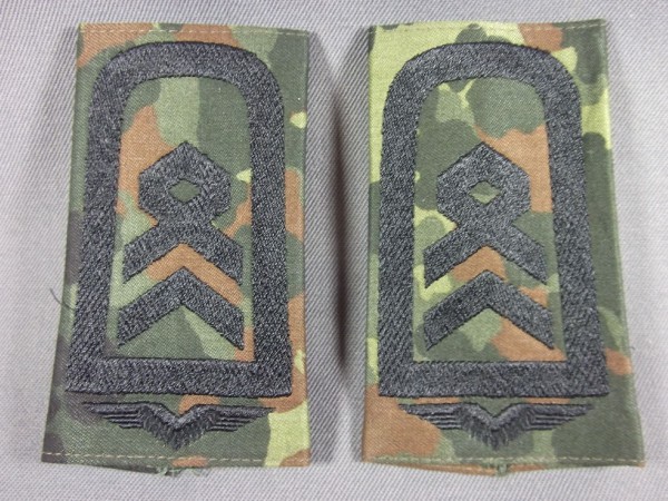 Rangschlaufen Stabsfeldwebel schwarz auf Flecktarn mit Schwinge