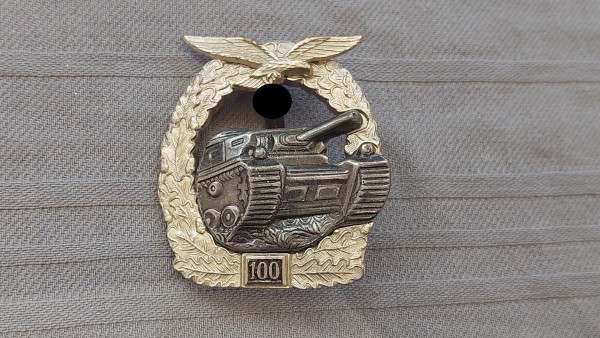 Panzerkampfabzeichen der Luftwaffe in Silber mit Einsatzzahl 100