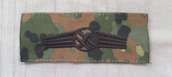 Tätigkeitsabzeichen, Fernmeldetruppe Operative Information schwarz auf flecktarn