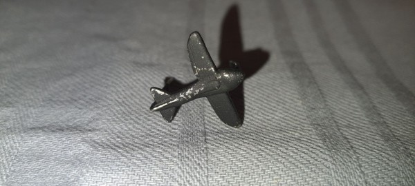 Tieffliegervernichtungs- Abzeichen in silber schwarzes Flugzeug auf silbernem Band