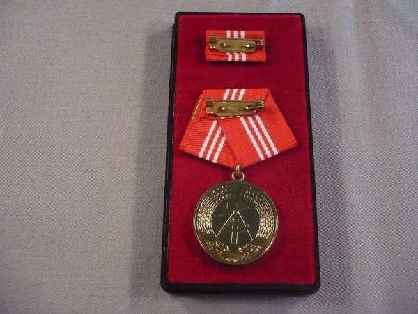 Medaille für treue Dienste in den Kampfgruppen der Arbeiterklasse, in Gold
